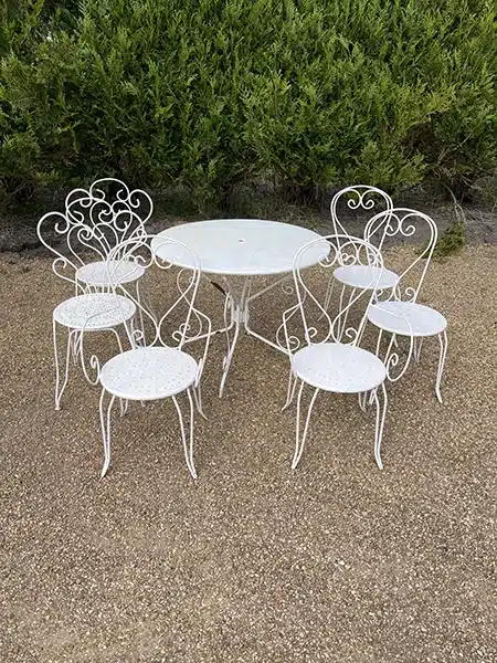 ACHAT_JESSY_JEULIN_2_CHAISES BLANCHES ET UNE TABLE