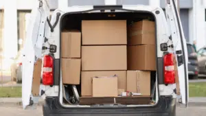 arrière d'un camion de déménagement chargé