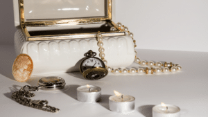 boîte à bijoux ouverte avec des montres posées devant