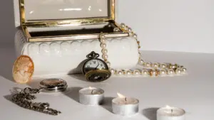 boîte à bijoux ouverte avec des montres posées devant