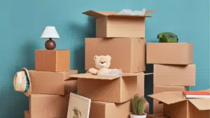 piles de cartons de déménagement