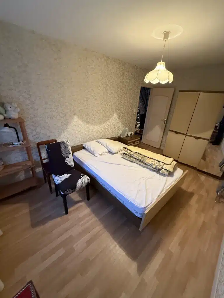 chambre vidée et rangée