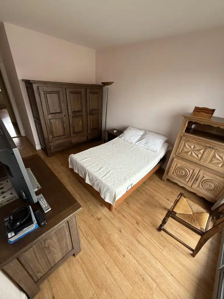 chambre rangée avec des meubles anciens