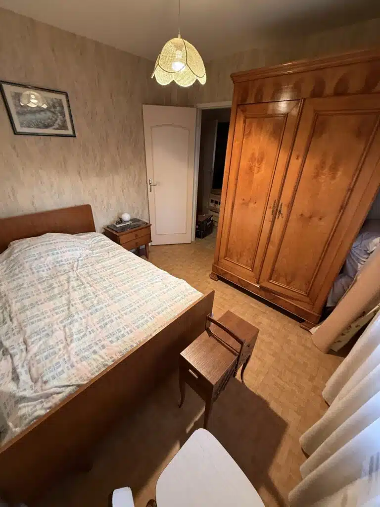 zoom sur lit et armoire ancienne