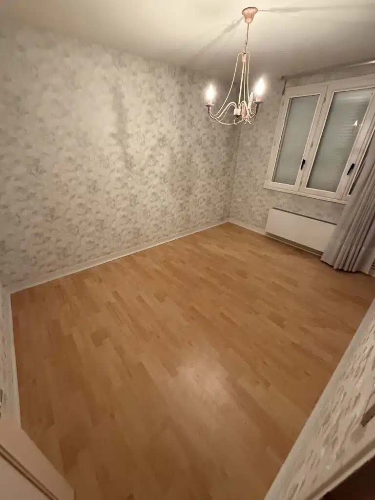 pièce vide d'une maison avec volets fermés