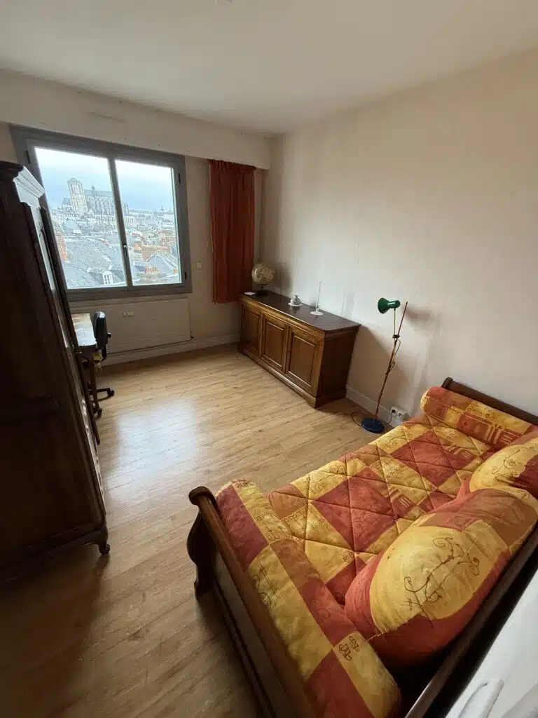pièce d'une maison avec volet ouvert rangée