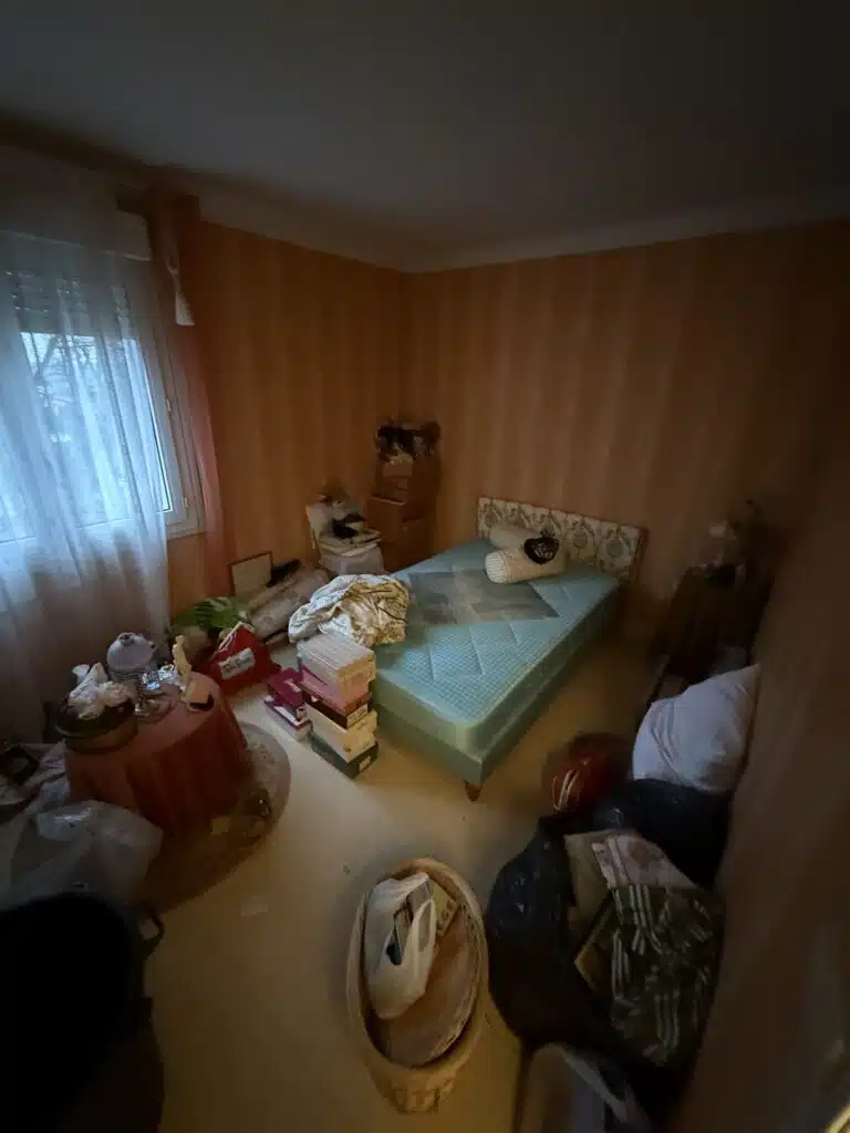 chambre avec des objets entreposés partout