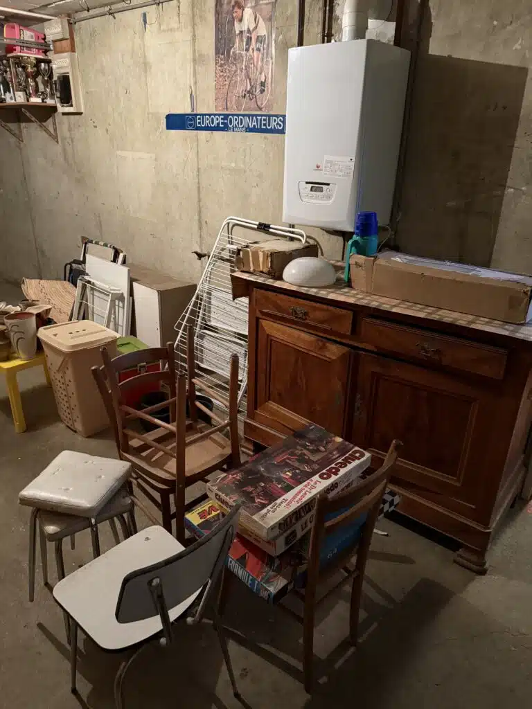 sous sol avec chaudière et pleins d'objets entreposés