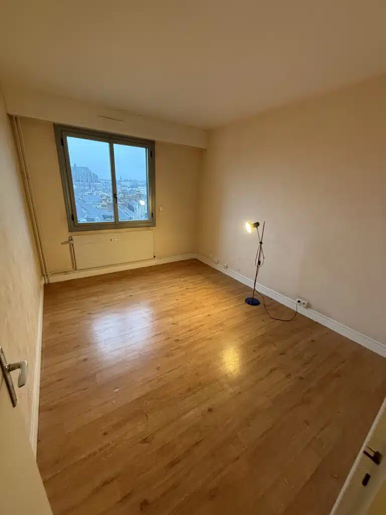 pièce vide avec volets ouverts