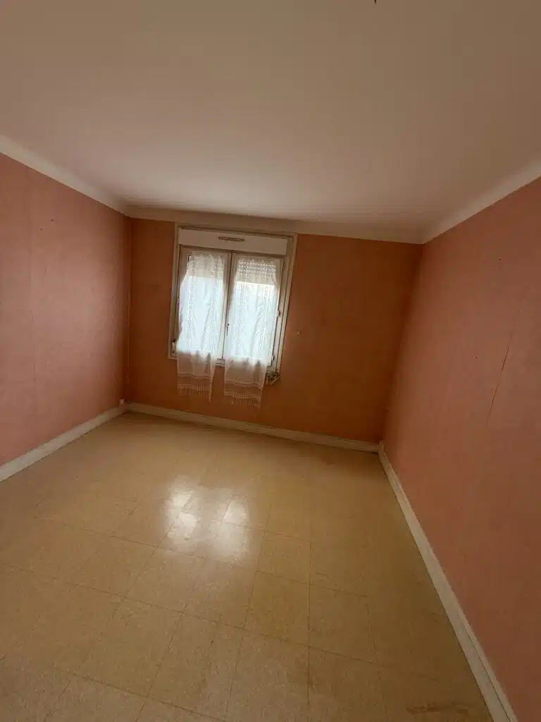 chambre avec mur rose vidée