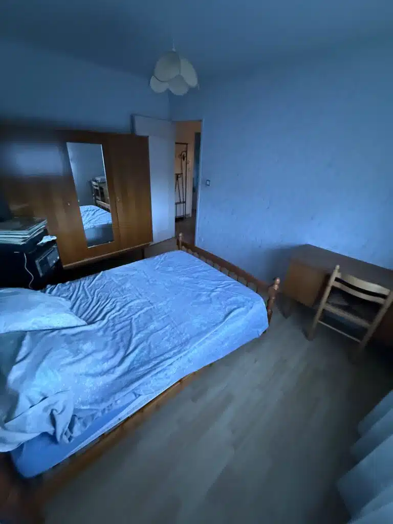 chambre sombre vidée avec des meubles anciens