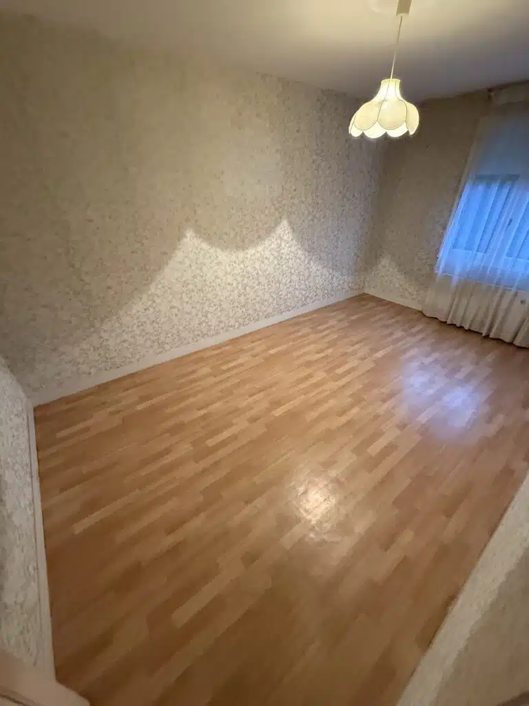 pièce complètement vide avec un abat-jour