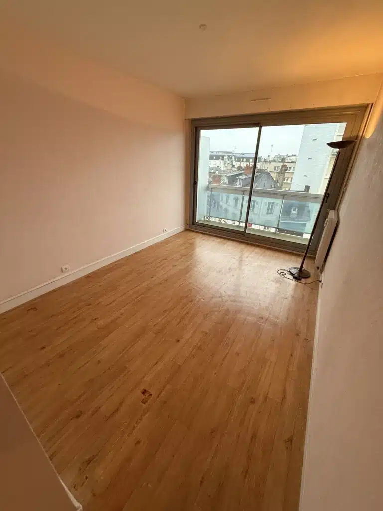 grand pièce vide avec une baie vitrée