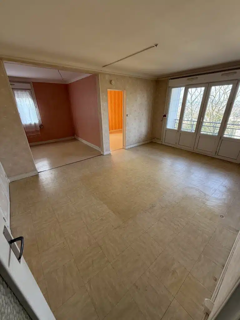 très grand salon séjour vide avec de grandes baies vitrées