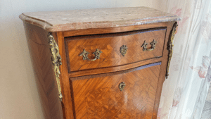 meuble très ancien de valeur