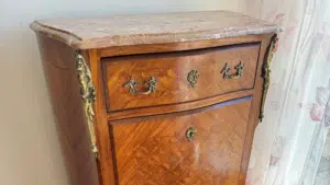 meuble très ancien de valeur