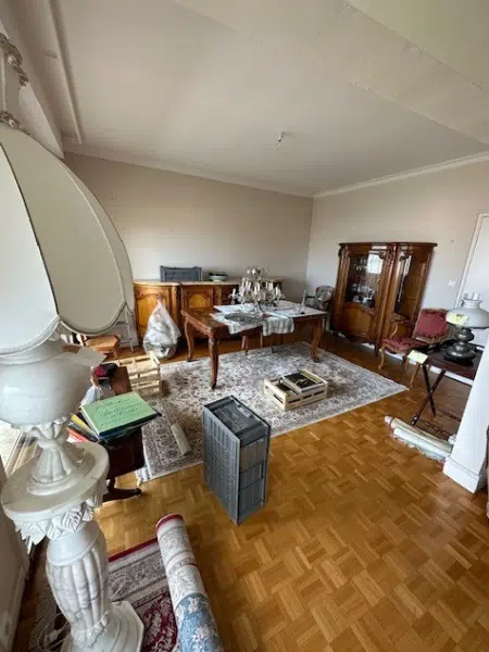 salle à manger / salon encombrée