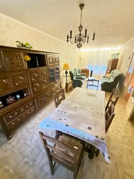 salon / salle à manger rangée avec des meubles anciens