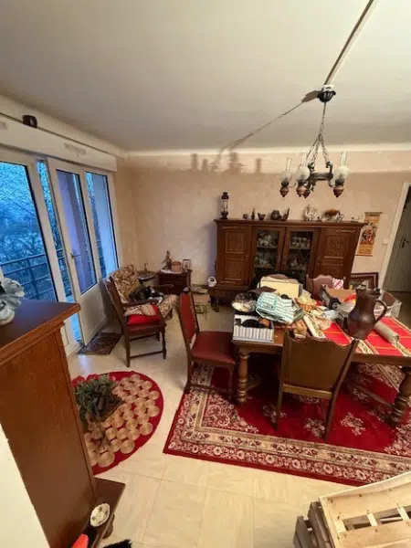 zoom sur une partie d'une salle à manger avec de nombreux objets partout