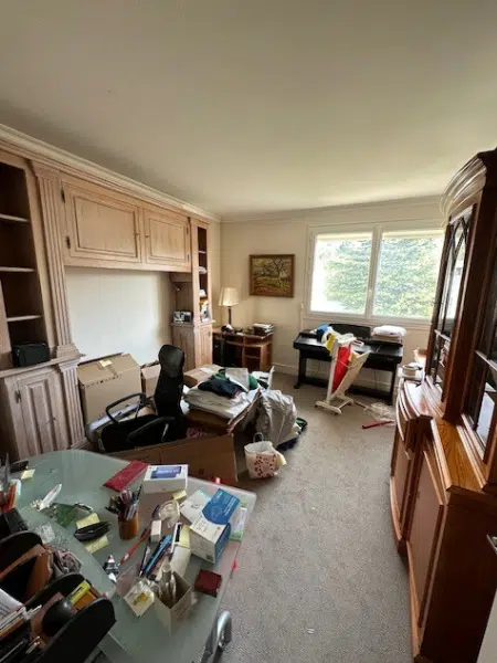 salle à manger encombrée