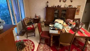salon de maison en désordre