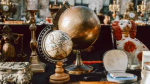 bibelots dont deux globes et une statue de chien disposés dans une brocante ou boutique d'antiquaire