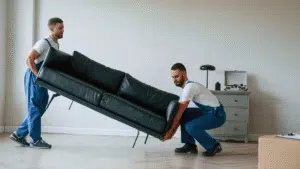 deux hommes portant un canapé lors d'un vide maison professionnel