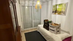 chambre avec des cartons posés sur le lit