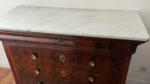 meuble en bois avec le dessus en marbre