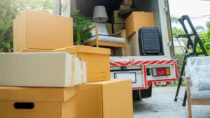 cartons de déménagement empilés devant un camion