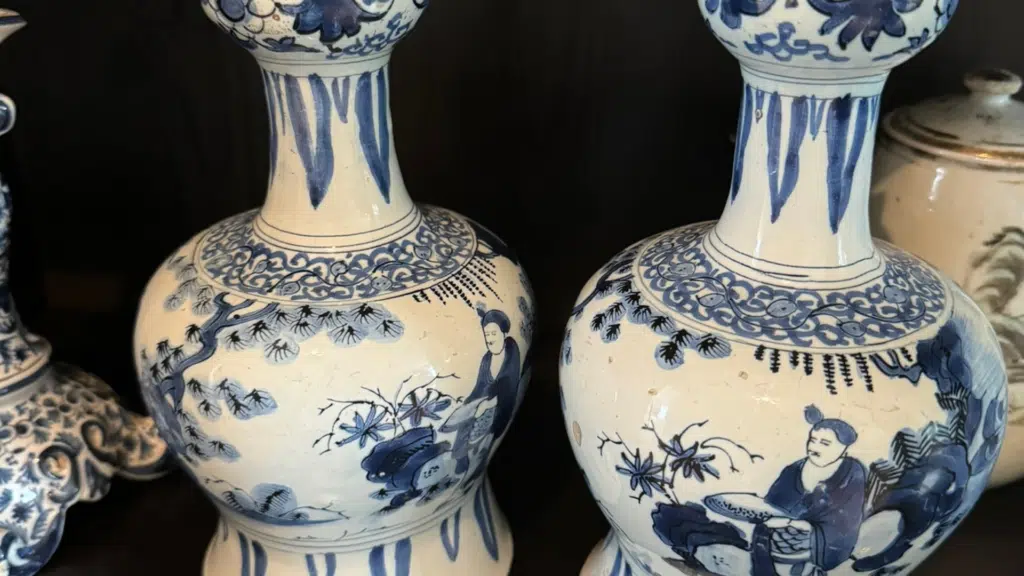 deux vases bleu et blanc